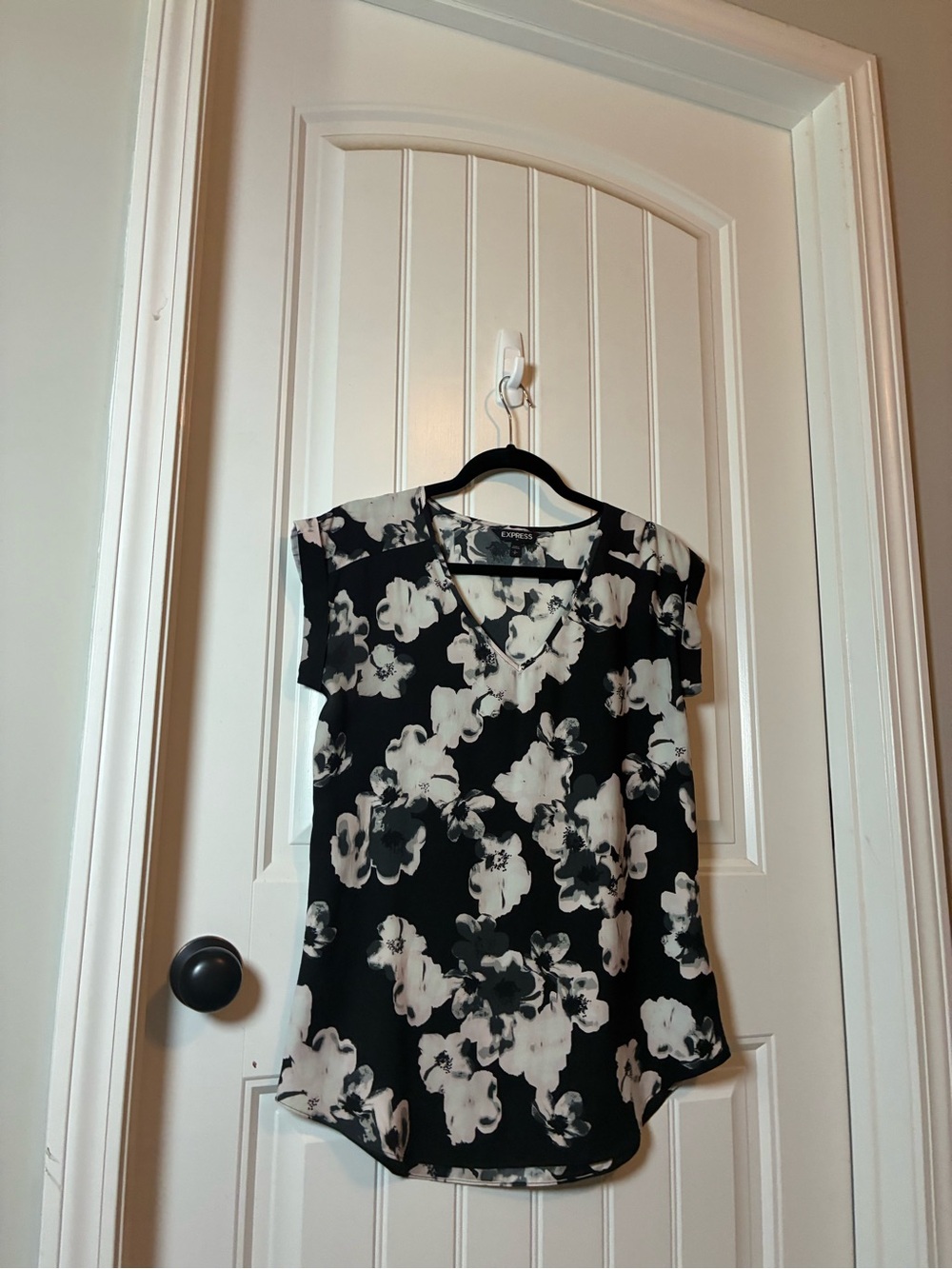 Express Black & White Floral V-Neck Blouse